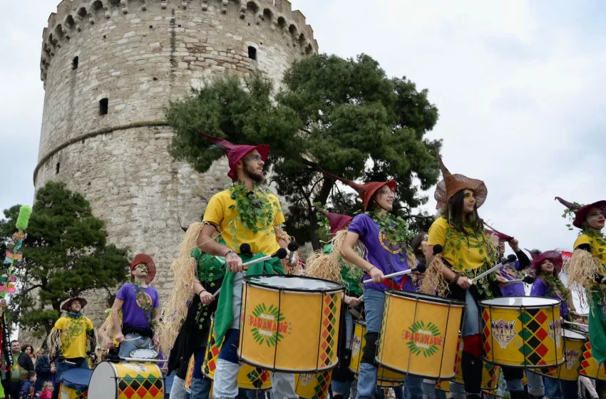  Θεσσαλονίκη: Πραγματοποιήθηκε η αποκριάτικη παρέλαση παρά την απαγόρευση της αστυνομίας (vid)