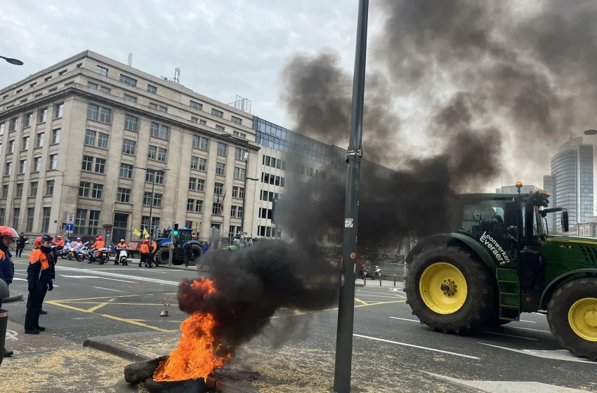  Βρυξέλλες/Ένταση με αγρότες: Άναψαν φωτιές, πέταξαν προϊόντα στο δρόμο -1 σύλληψη, 2 τραυματίες (vid)