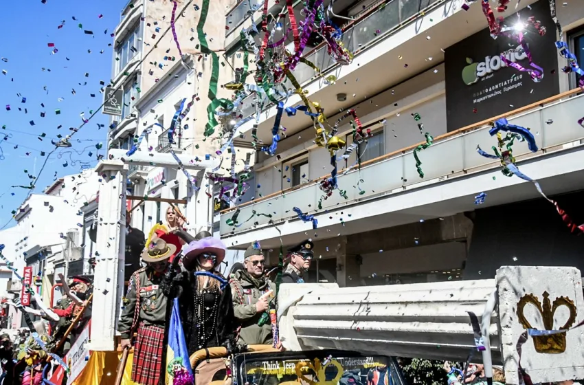  Πάτρα: Ξεκίνησε η μεγάλη καρναβαλική παρέλαση – Η πόλη γιορτάζει (LIVE)