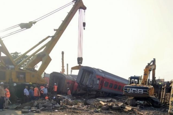  Ινδία: Μηχανοδηγοί έβλεπαν κρίκετ στο κινητό και προκάλεσαν σιδηροδρομικό δυστύχημα με 14 νεκρούς