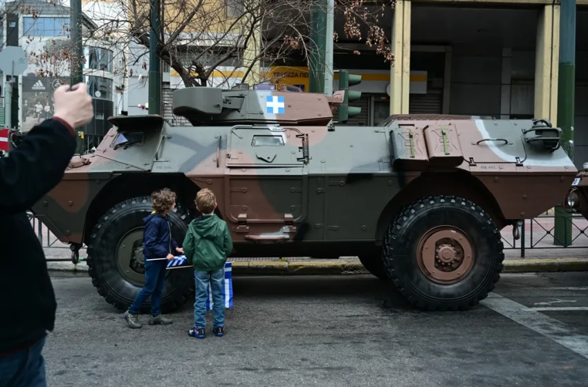  25η Μαρτίου: Εικόνες από το κέντρο της Αθήνας- Πλήθος κόσμου για την στρατιωτική παρέλαση