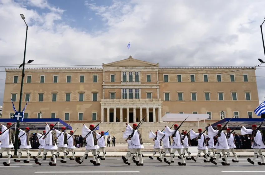  25η Μαρτίου: Μεγαλειώδης η στρατιωτική παρέλαση-Πλήθος κόσμου στο κέντρο της Αθήνας
