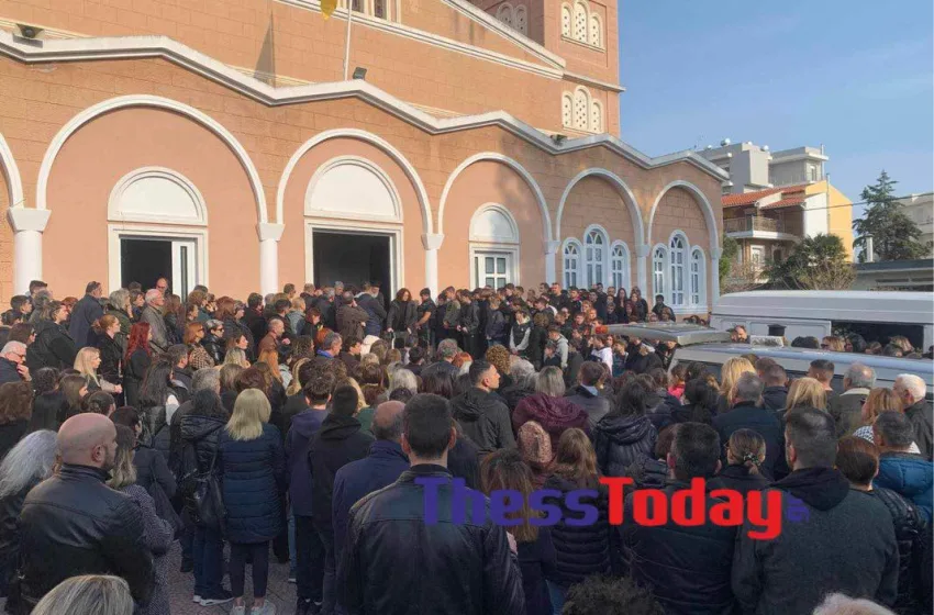  Ράγισαν καρδιές στην κηδεία του 15χρονου στην Αλεξανδρούπολη