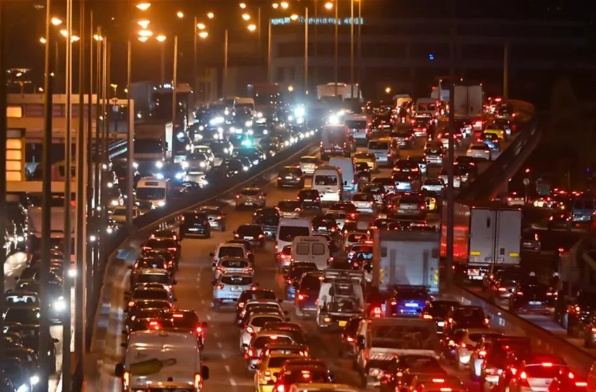  Στο “κόκκινο” η επιστροφή των εκδρομέων – Ουρές χιλιομέτρων στην Αθηνών-Λαμίας