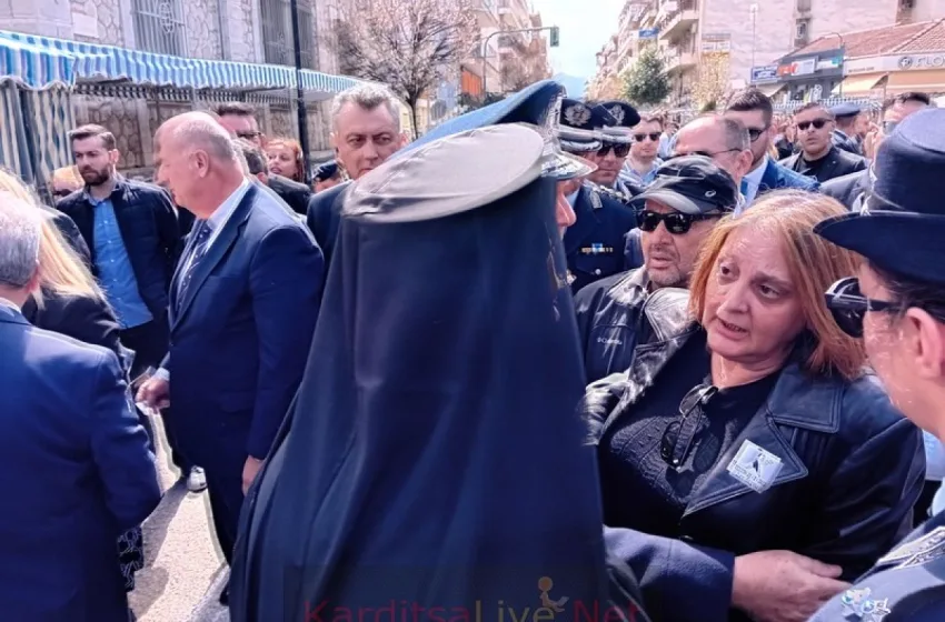  Τέμπη-Καρδίτσα: Δικαιοσύνη ζήτησαν από τους βουλευτές στην παρέλαση οι γονείς του Βάιου Βλάχου