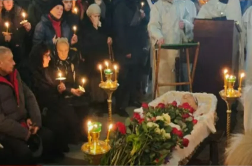  Η σορός του Αλεξέι Ναβάλνι έφτασε στο νεκροταφείο: Εκατοντάδες άνθρωποι στο τελευταίο αντίο