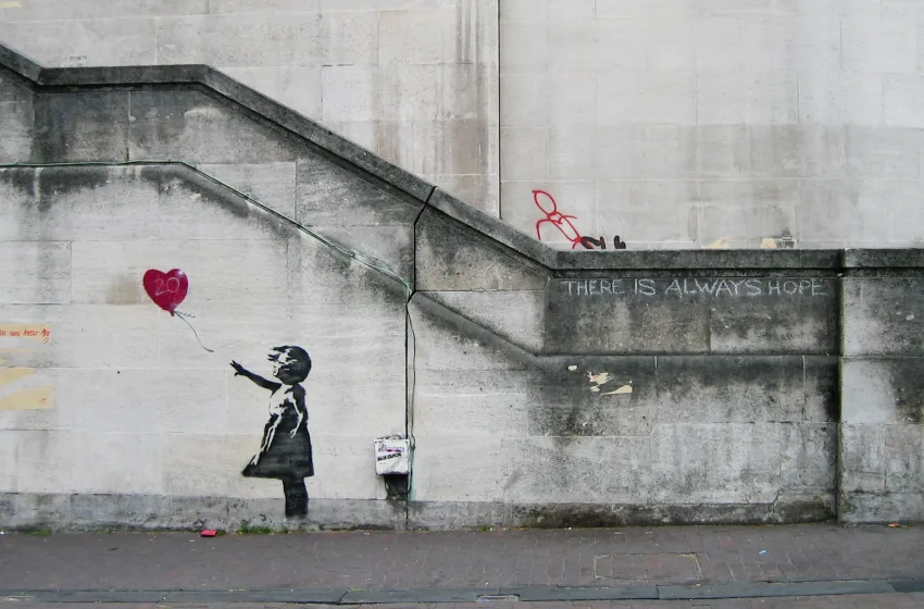  Banksy: Η μεγαλύτερη συλλογή έργων τέχνης του “ανώνυμου καλλιτέχνη” θα παρουσιαστεί στο Σόχο του Λονδίνου