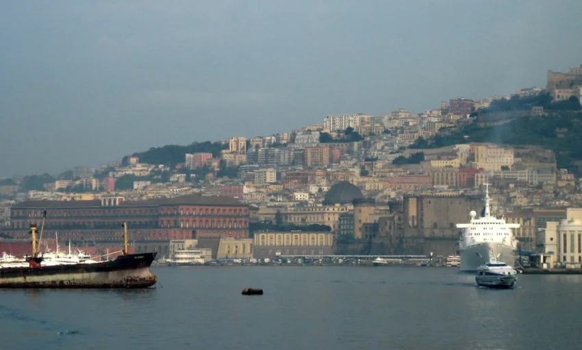  Ιταλία: Φέρι μπότ προσέκρουσε στην προβλήτα του λιμανιού της Νάπολης – Τριάντα επιβάτες τραυματίες