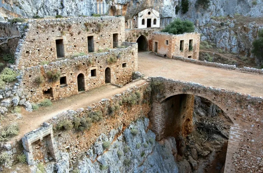  Καθολικό: Το παλαιότερο αλλά άγνωστο μοναστήρι της Κρήτης μέσα στο απόκρημνο φαράγγι (vid)