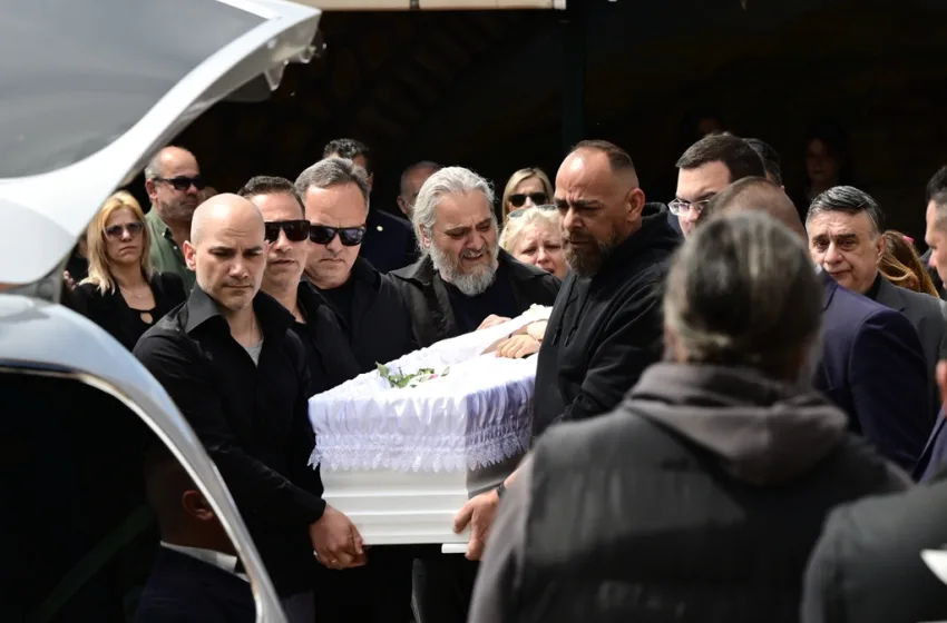  Άγιοι Ανάργυροι: Θρήνος στην κηδεία της Κυριακής-Tραγικές φιγούρες οι γονείς της