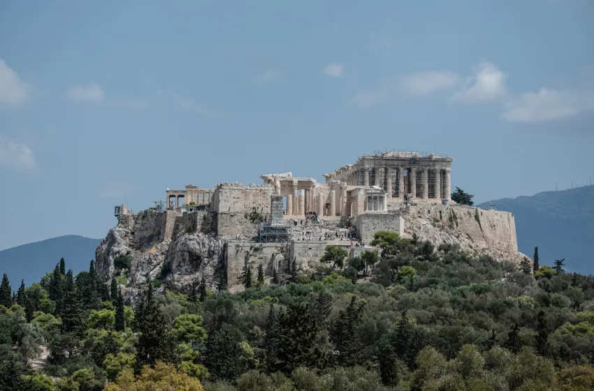  Guardian: Καυστικό άρθρο για τις ιδιωτικές ξεναγήσεις στην Ακρόπολη- “Ελιτίστικο σχέδιο”