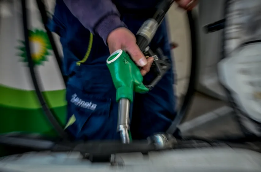  Αφρενάριστη η τιμή της βενζίνης- Πού θα φθάσουν το Πάσχα-Συγκριτικοί πίνακες με την υπόλοιπη Ευρώπη