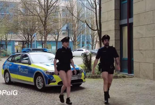  Αστυνομικοί στη Βαυαρία βγήκαν στους δρόμους χωρίς παντελόνια για να διαμαρτυρηθούν για την έλλειψη στολών (vid)