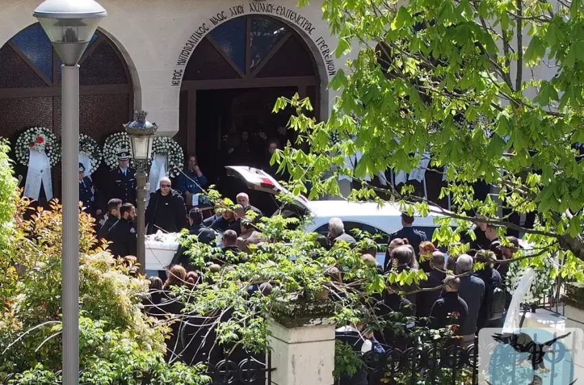  Θρήνος στην κηδεία του 31χρονου αστυνομικού που σκοτώθηκε από κατάρρευση κτιρίου (vid)