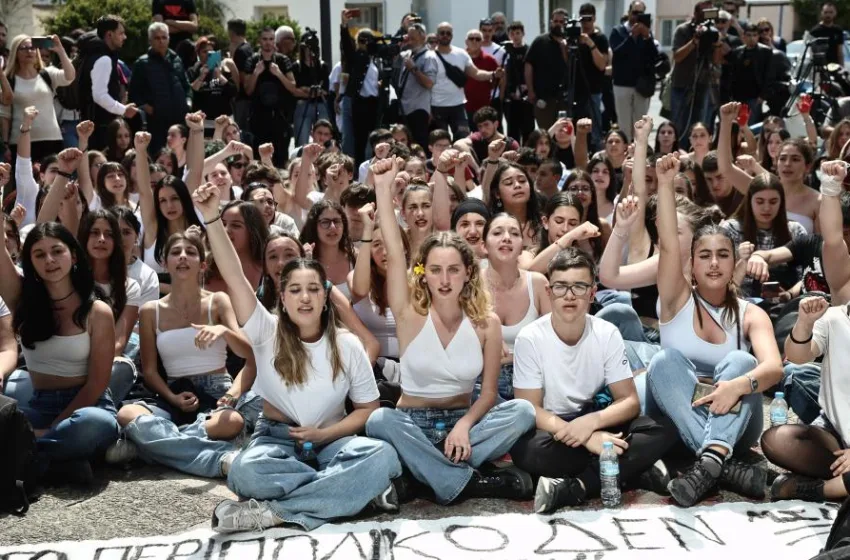  Γυναικοκτονία:Το συγκλονιστικό τραγούδι μαθητών έξω από το ΑΤ Αγίων Αναργύρων (vid)