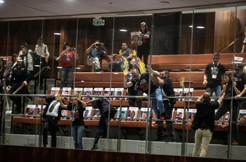  Ισραήλ: Διαδηλωτές έριξαν μπογιές στο Κοινοβούλιο (εικόνες)