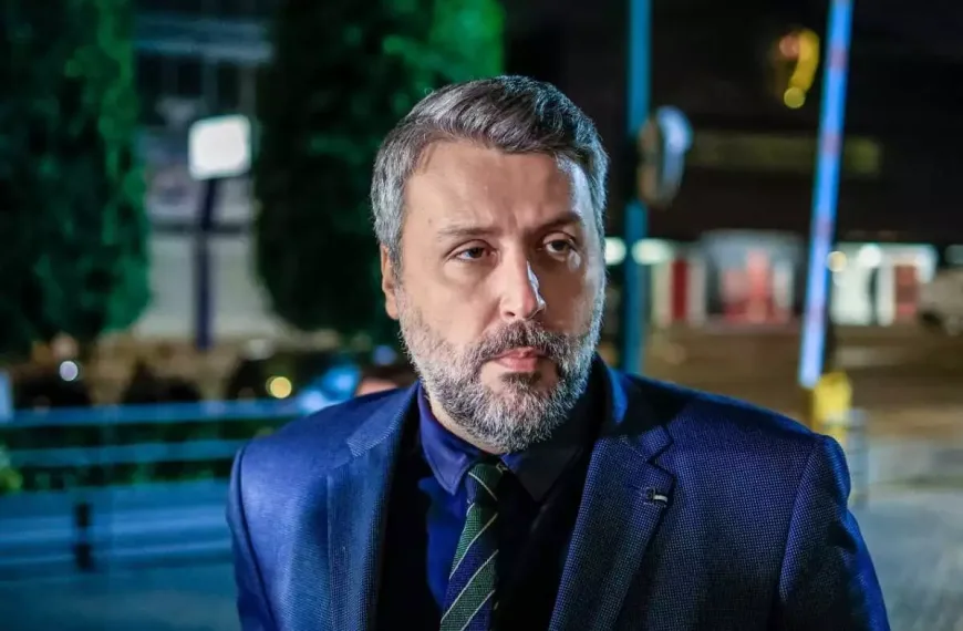 Θέμα 5-Under Politics 38 TikTok: Ο Καλλιάνος έπιασε το μικρόφωνο και τραγούδησε Πάριο