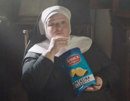  Σάλος στην Ιταλία με διαφήμιση – Kαλόγριες τρώνε πατατάκια πριν λάβουν Θεία Κοινωνία (vid)