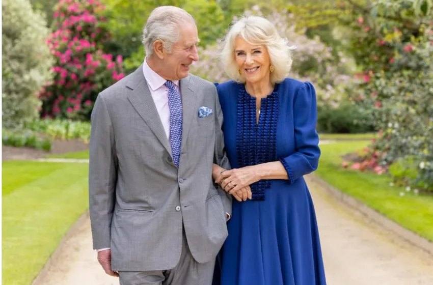  Κάρολος και Καμίλα γιόρτασαν την επέτειο γάμου τους αγκαζέ στους κήπους του Μπάκιγχαμ