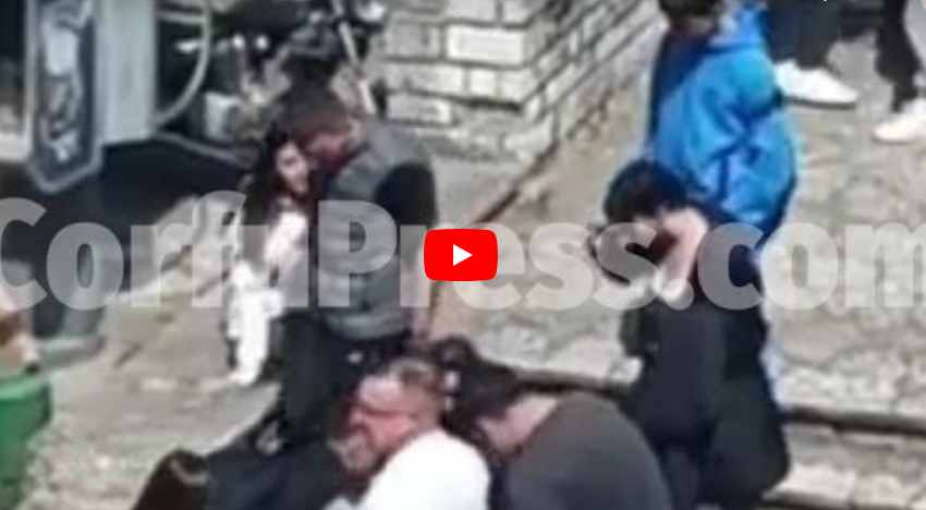  Εικόνες που σοκάρουν στην Κέρκυρα: Νέα στοιχεία για τη συμπλοκή ανηλίκων με μαχαιρώματα στην κεντρική πλατεία (vid)