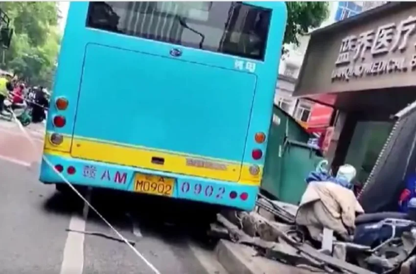  Τραγωδία στην Κίνα: Τρεις νεκροί από λεωφορείο που έπεσε σε πλήθος (vid)
