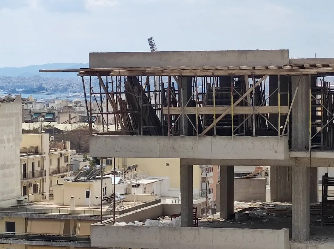 Ρεπορτάζ libre/ΝΟΚ: Αντιδράσεις Δήμων και στη διόρθωση με “κόφτη” στο ύψος κτιρίων-Απάντηση από μηχανικούς