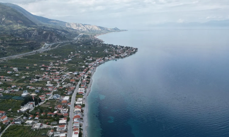  Γαλάζια πεντακάθαρα νερά και χαλαρή ατμόσφαιρα μιάμιση ώρα από την Αθήνα