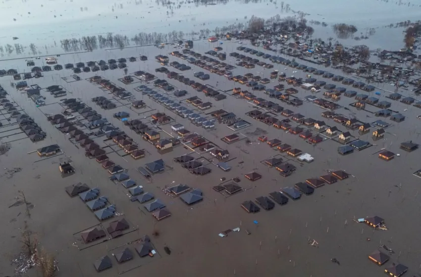  Ρωσία: Μαζική εκκένωση χιλιάδων κατοίκων – Η στάθμη του νερού αυξάνεται ραγδαία