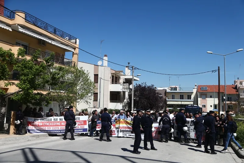  Πολίχνη: Διαμαρτυρία γονέων έξω από το σχολείο που γινόταν η εκδήλωση για τον ενδοσχολικό εκφοβισμό