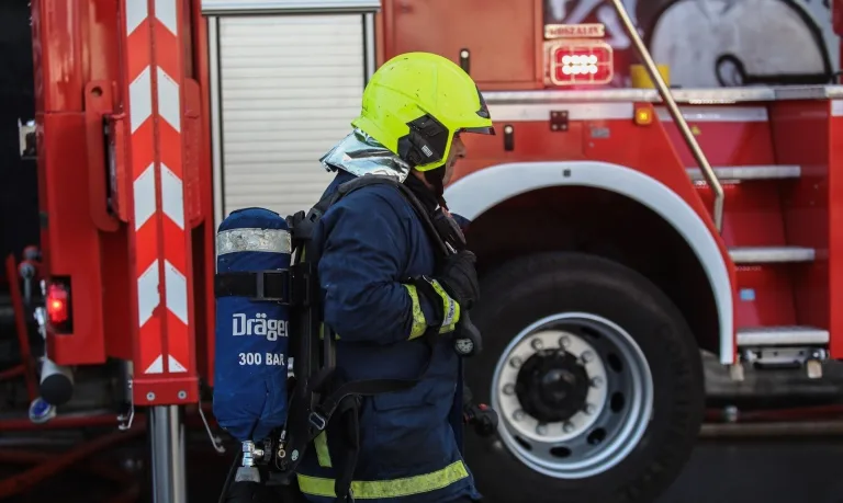 Φωτιά σε διαμέρισμα στη Νέα Σμύρνη -Στο νοσοκομείο γυναίκα που απεγκλωβίστηκε