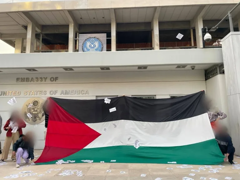Παρέμβαση Ρουβίκωνα έξω από την αμερικανική πρεσβεία υπέρ της Παλαιστίνης (εικόνες)