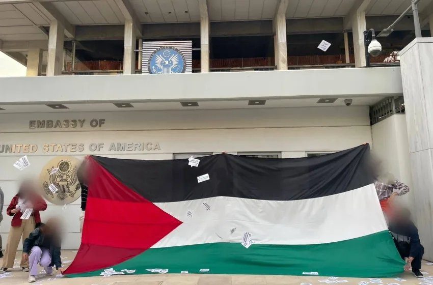 Παρέμβαση Ρουβίκωνα έξω από την αμερικανική πρεσβεία υπέρ της Παλαιστίνης (εικόνες)