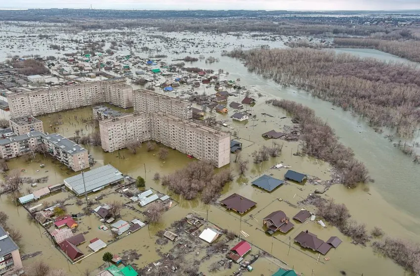  “Πνίγονται” στη Ρωσία από τις πλημμύρες- Τα δύσκολα είναι μπροστά μας, λέει το Κρεμλίνο