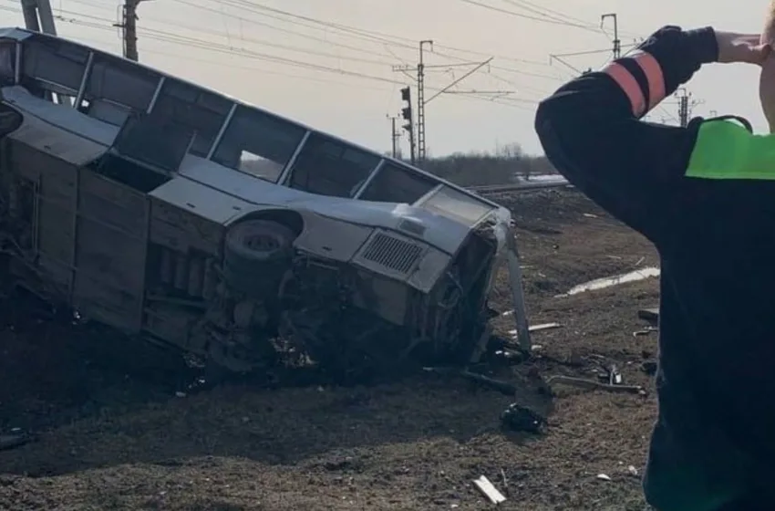  Τραγωδία στη Ρωσία: Τουλάχιστον 8 νεκροί από σύγκρουση τρένου με λεωφορείο