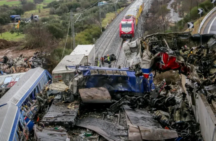 Τέμπη/Καταγγελία κόρης νεκρού μηχανοδηγού:”Το τρένο σταμάτησε έξω από Λάρισα -Περίεργη παύση 11 λεπτών στα ηχητικά”
