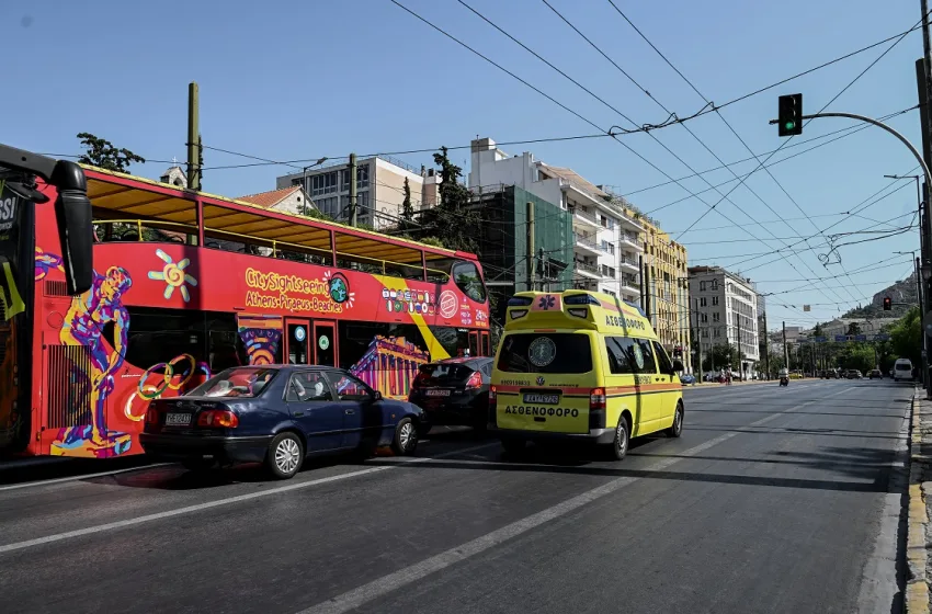  Ατύχημα με τρόλεϊ και τουριστικό λεωφορείο στην Πανεπιστημίου- Έξι τραυματίες