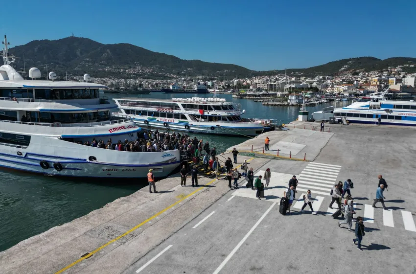  Πάνω από 1700 Τούρκοι έφτασαν σήμερα στη Μυτιλήνη-Τους υποδέχθηκαν με ούζα και μεζέδες