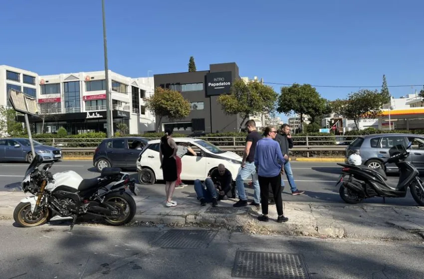  Τροχαίο στην Κηφισίας με έναν τραυματία -Μηχανή συγκρούστηκε με αυτοκίνητο (εικόνες)