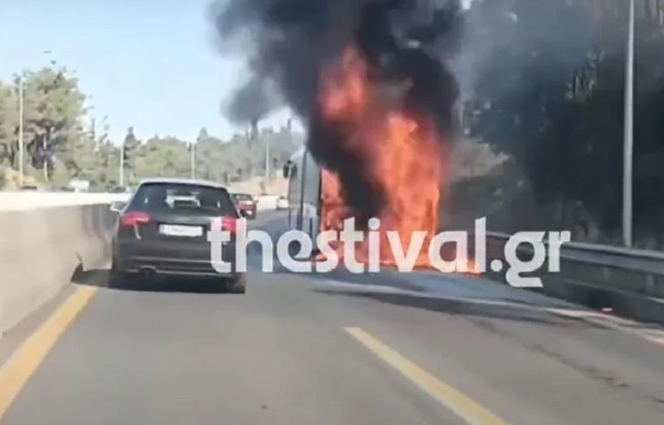  Λεωφορείο του ΟΑΣΘ άρπαξε φωτιά (vid)