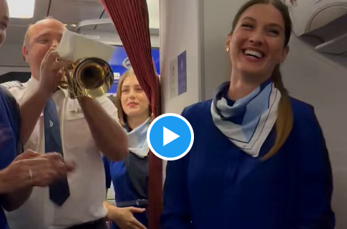  Ο πιλότος… άφησε το αεροπλάνο, έπαιξε τον ύμνο του Ολυμπιακού με την τρομπέτα και αποθεώθηκε (vid)
