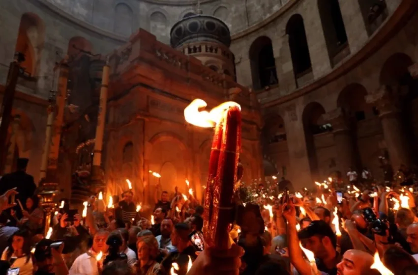  Άγιο Φως: Ολοκληρώθηκε η τελετή αφής στα Ιεροσόλυμα