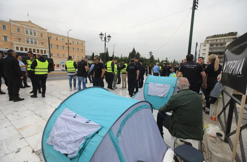  Αστυνομικοί έστησαν σκηνές στο Σύνταγμα διαμαρτυρόμενοι για τη φτωχοποίηση