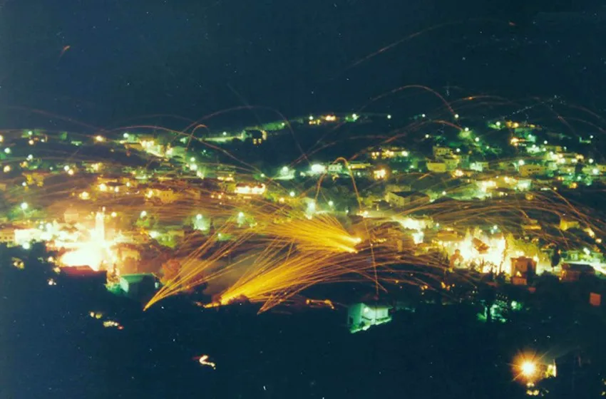  Χίος: Χιλιάδες ρουκέτες στο Βροντάδο – Εντυπωσιακό το θέαμα