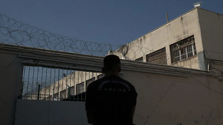  Έφοδος στις φυλακές Κορυδαλλού: Βρέθηκαν σε τοίχο πιστόλι και 19 σφαίρες (εικόνες)