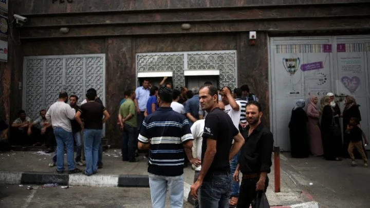  Le Monde: Ομάδες ενόπλων “σήκωσαν” χρηματοκιβώτια τραπεζών στη Γάζα