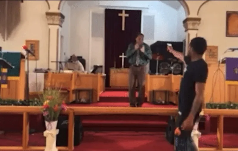  ΗΠΑ:Η στιγμή που ένοπλος εισβάλλει σε εκκλησία και σημαδεύει τον πάστορα (vid)