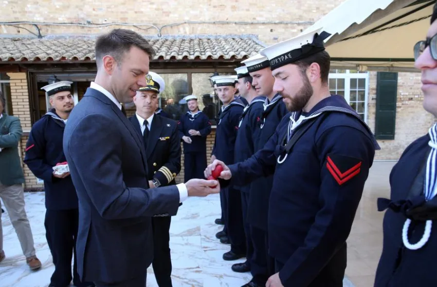  Κασσελάκης: Τσούγκρισε κόκκινα αυγά, αντάλλαξε ευχές με ναύτες και αξιωματικούς στον Ναυτικό Σταθμό Κέρκυρας