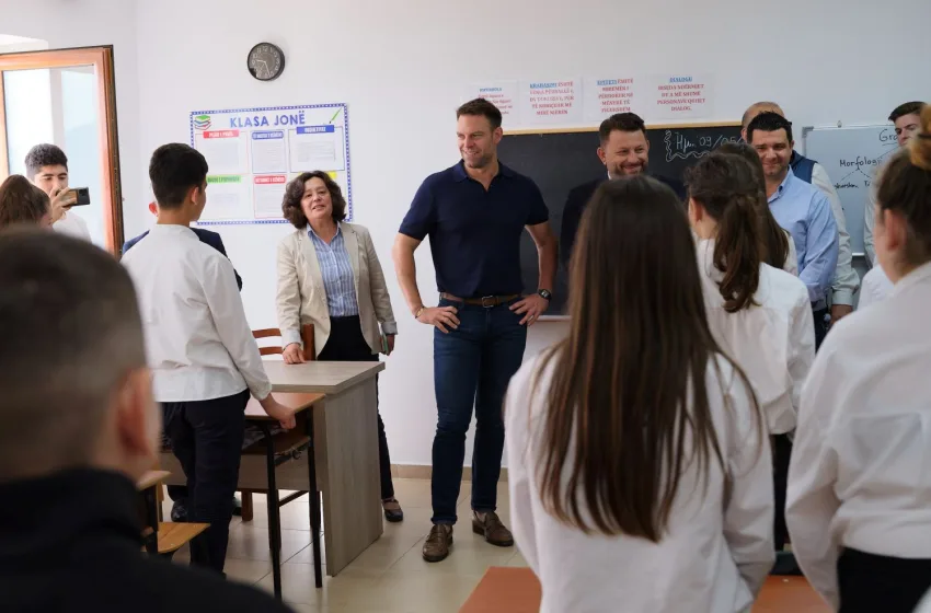  Επίσκεψη Κασσελάκη σε μειονοτικό σχολείο της Αλβανίας: Κρατάτε την καρδιά του ελληνισμού δυνατή