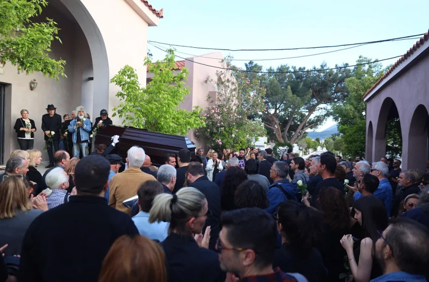  Συγκίνηση στην κηδεία του Αντώνη Τουρκογιώργη -Αρκετοί καλλιτέχνες στο τελευταίο αντίο