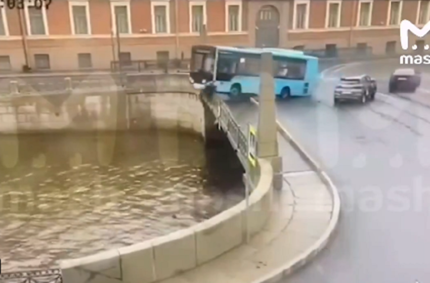  Αγ. Πετρούπολη: Η στιγμή που το λεωφορείο πέφτει στο ποτάμι- Τουλάχιστον 4 νεκροί